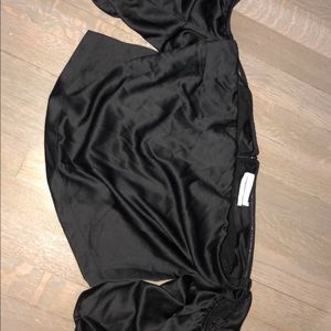 BLACK SILK OFF CHOULDER URBAN OUTIFTTERS TOP M